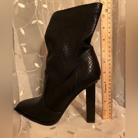NWT SIMMI LONDON US 10 BLACK SNAKE EMBOSSED BOOT w 4.4.75- 5” SQUARE STILETTO - Picture 6 of 9